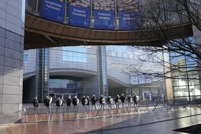 EU-források feloldása 2026 — 16,4 milliárd EUR + EPPO csatlakozás + OLAF-keretek