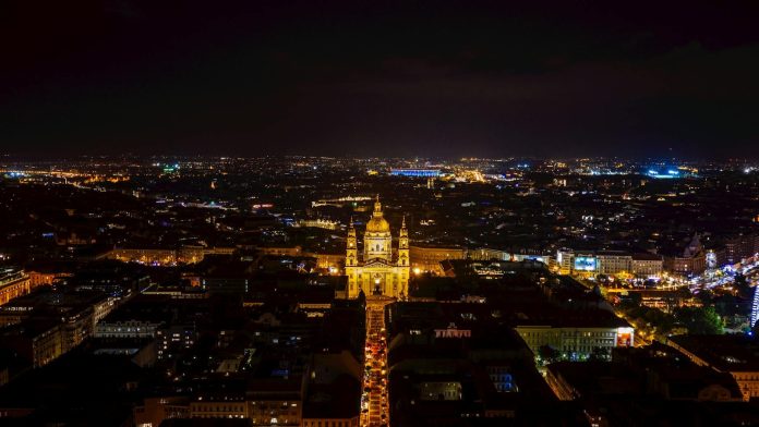 Építőipari közbeszerzés monitor: új szabályozási környezet — A captivating aerial view of Budapest at night featuring St. Stephen's Basilica