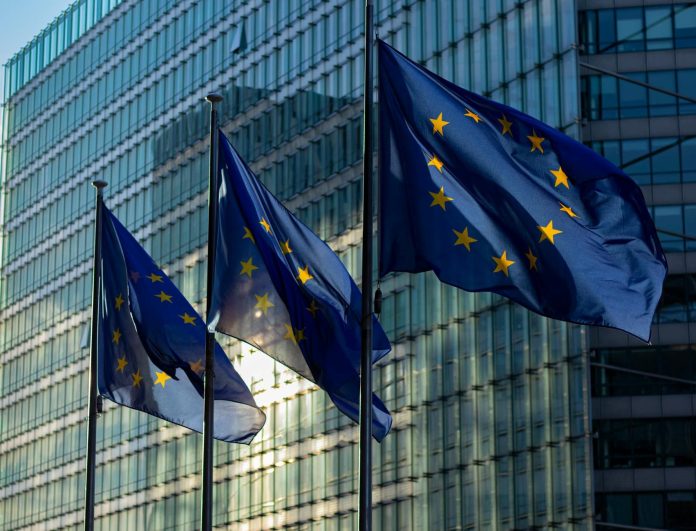 RRF helyreállítási alap: GDP-hozzájárulás — EU flags waving in front of the European Commission building in Brussels, Belgiu