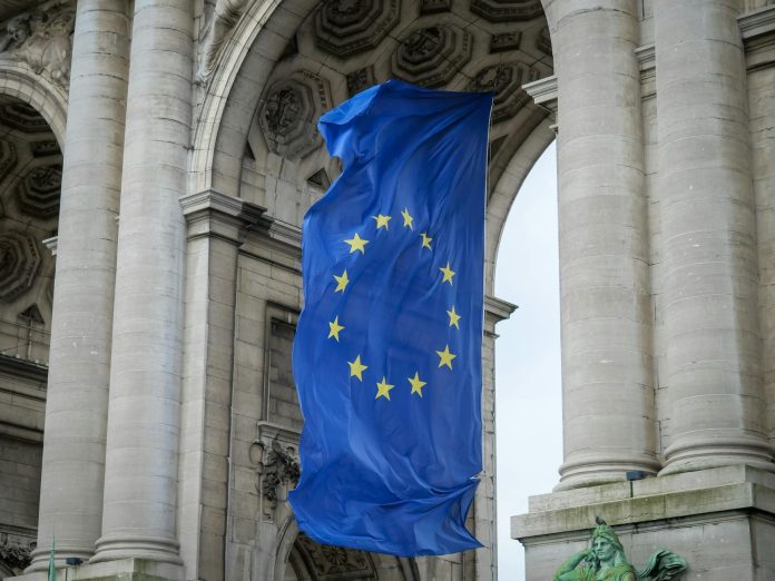 Brüsszeli megállapodás: Q1 piaci áttekintés — European Union flag fluttering beneath the Cinquantenaire Arch in Brussels, Belg