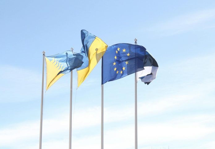 RRF helyreállítási alap: 2026-os trendek és kilátások — European Union and Estonian flags wave under a clear blue sky, symbolizing unity
