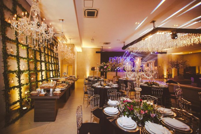 Reprezentációs költések: publikus források áttekintése — Luxurious banquet hall setup with elegant chandeliers and floral decorations for