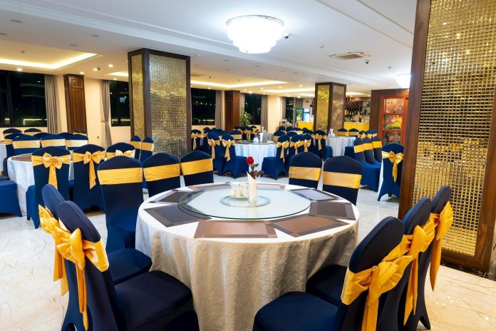 Közpénz-felhasználás: piacrész változása — Luxurious banquet hall prepared for a formal event with elegantly set tables and