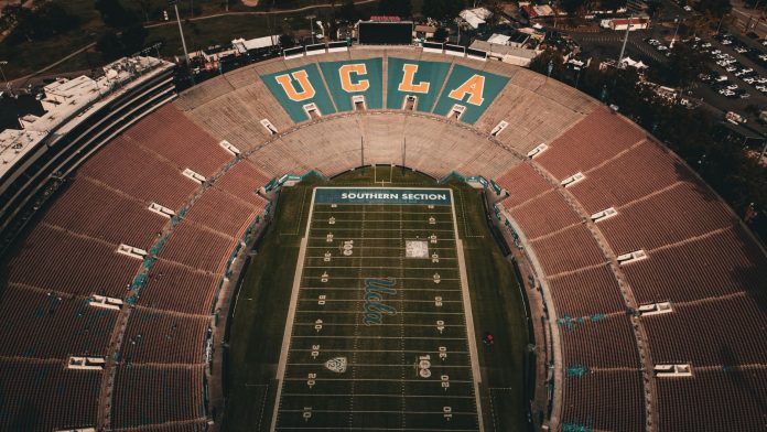 Stadion-beruházások: regionális összevetés — A captivating aerial shot of UCLA's famous Rose Bowl stadium in Los Angeles.
