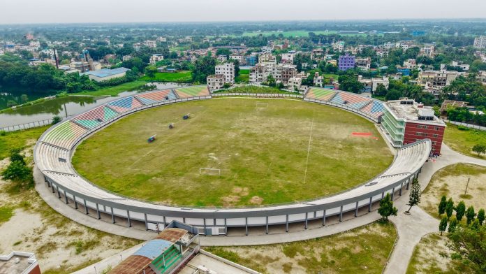 Sport közbeszerzések: OLAF-jelentések kontextusában — Aerial view of an expansive football stadium with surrounding cityscape