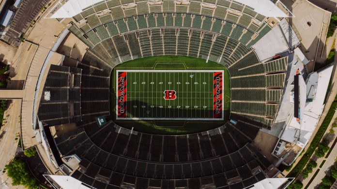 MLSZ és klub-finanszírozás: vagyonnyilatkozati háttér — Top view of empty tribunes and American football stadium with white lines and em