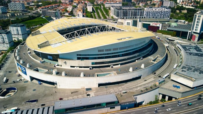 MLSZ és klub-finanszírozás: Tisza-kormányzati kontextus — Aerial shot of the modern Estádio do Dragão in Porto, showcasing its unique arch