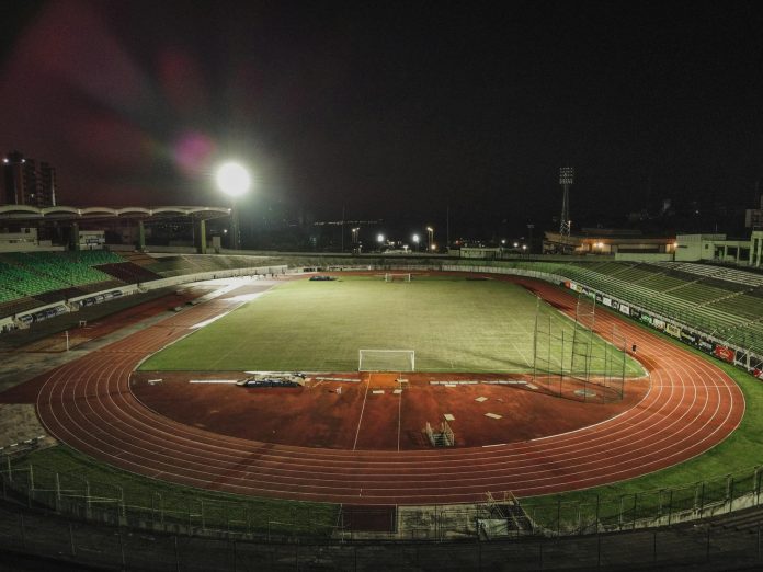 Sportklub-tulajdonlás: K-Monitor adatok tükrében — A captivating nighttime aerial view of Estádio Willie Davids in Brazil, showcasi