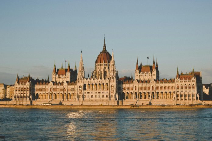 Sportmarketing: EU-szabályozói feltételek — Stunning view of the Hungarian Parliament Building during sunset by the Danube R