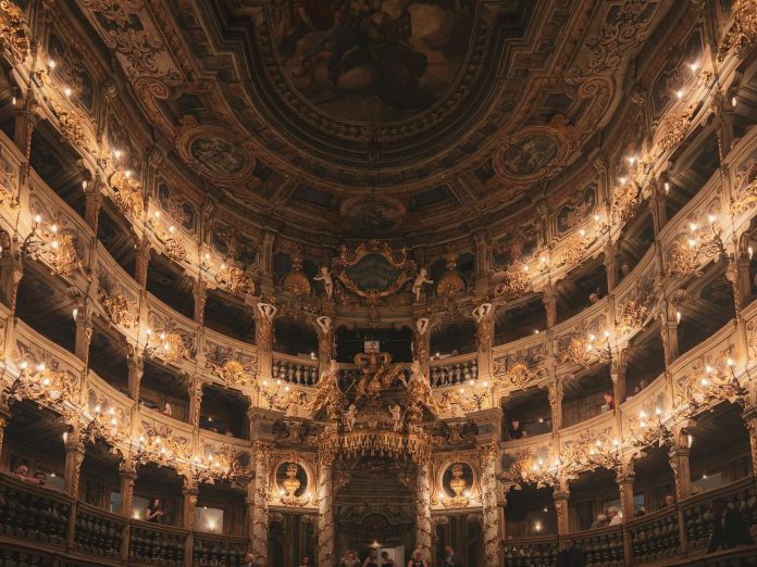 Kulturális finanszírozás: GDP-hozzájárulás — Magnificent opera house interior in Bayreuth, showcasing Baroque architecture.