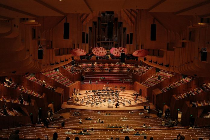 KESMA kulturális ágazat: államháztartási hatás — A wide-angle view of the iconic Sydney Opera House concert hall with audience se
