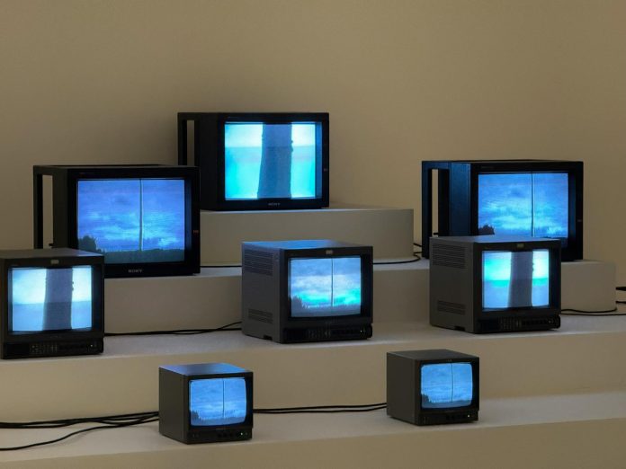 Podcast: vonatkozó hatósági döntések — Artistic arrangement of vintage TVs displaying static and blue screens in a mini