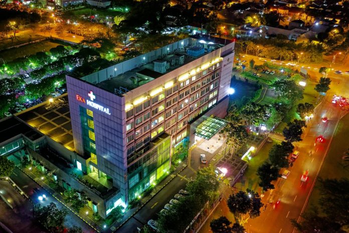 Egészségügyi tárca: befektetői aggályok — Stunning aerial view of Eka Hospital in Serpong, Indonesia, illuminated at night