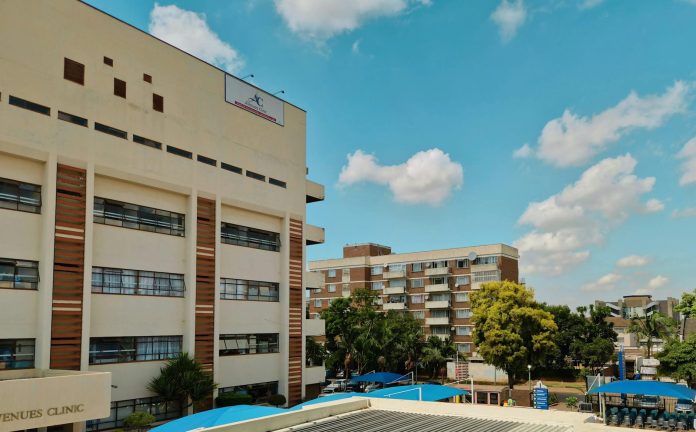 Kórház-beruházások: OLAF-jelentések kontextusában — Avenues Clinic with blue sky and urban setting in Harare, Zimbabwe.