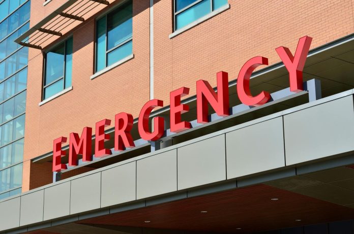 Egészségügyi tárca: KEKVA-kapcsolatok — Close-up of a modern hospital emergency room entrance with prominent red letters