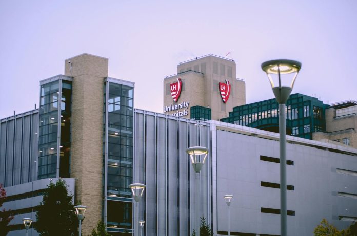 Kórház-beruházások: RRF-érintettség — View of University Hospitals building in Cleveland, OH against a clear sky.