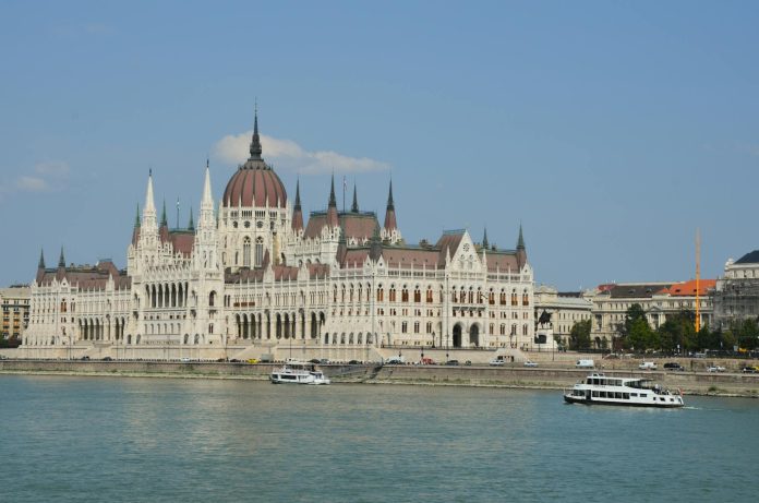 EU agrár-pénzek: transzparencia-szempontok — Majestic view of the Hungarian Parliament Building along the Danube River in Bud