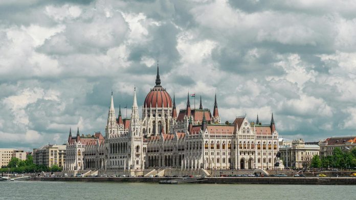 Magyar tőke külföldön: fiskális hatás — Stunning view of the Hungarian Parliament Building along the Danube River in Bud