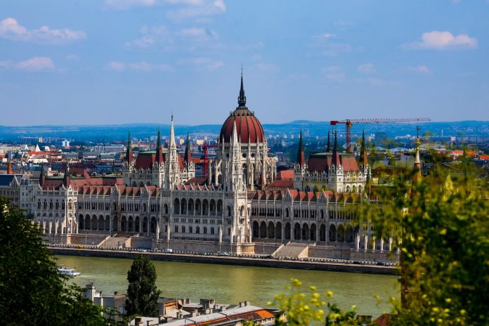 Adatvezérelt vizsgálat: törvényi háttér — A breathtaking view of the iconic Hungarian Parliament Building on a sunny day i