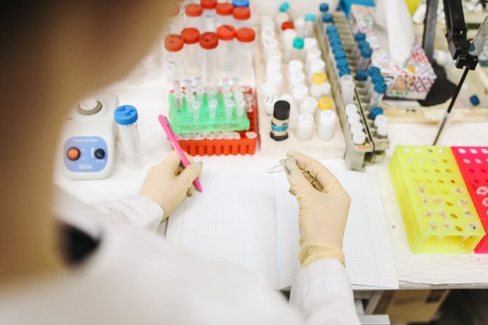 Mélyelemzés: vonatkozó hatósági döntések — Scientist analyzing samples in a lab with various test tubes and equipment.