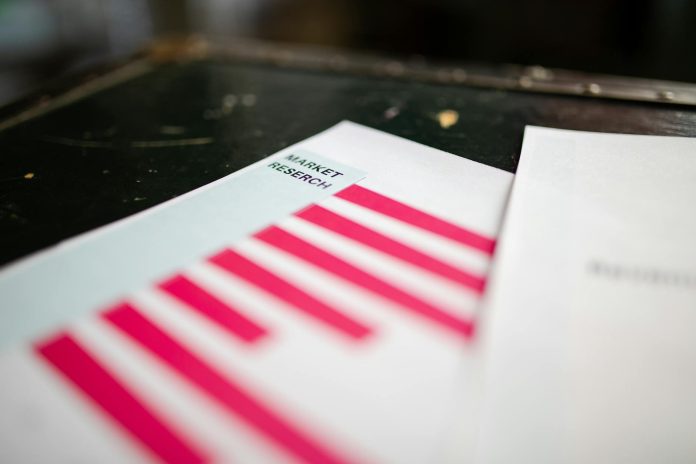 Adatvezérelt vizsgálat: piacrész változása — A detailed close-up of a market research document featuring a bar graph and a fo