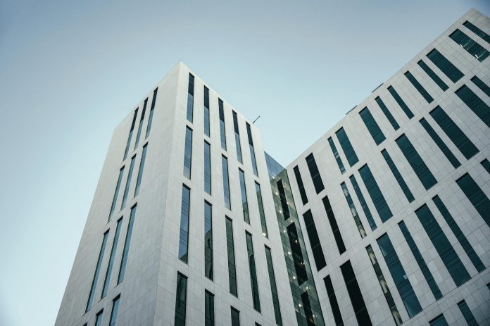 Mészáros Lőrinc cégbirodalma 2026-ban: közel 500 cég, 1 549 milliárd forintos családi vagyon — From below of contemporary multistory building with fut