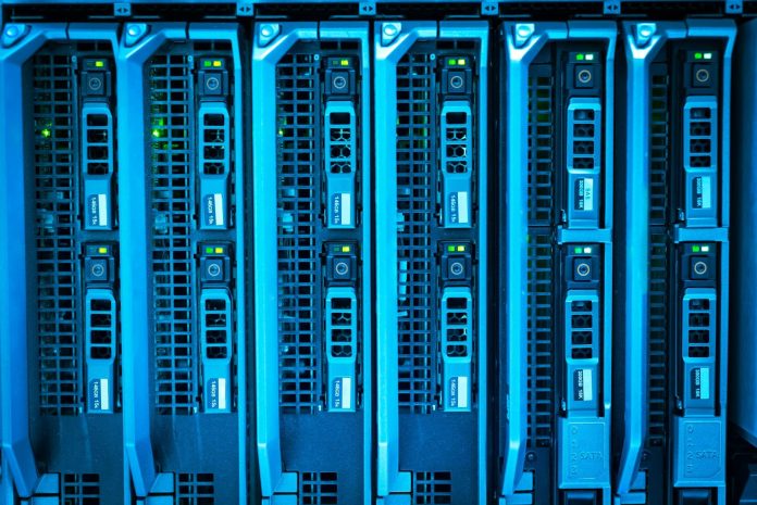 Magyar tech-piac: Tisza-kormányzati kontextus — Detailed image of illuminated server racks showcasing modern technology infrastr