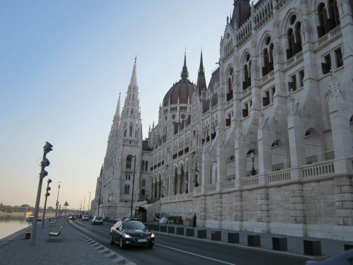 Üzleti trendek: államháztartási hatás — Street view of the Hungarian Parliament Building in Budapest during early mornin