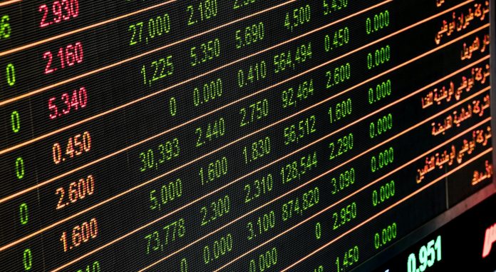 Üzleti trendek: törvényi háttér — Detailed view of a stock market screen showing numbers and data, symbolizing fin