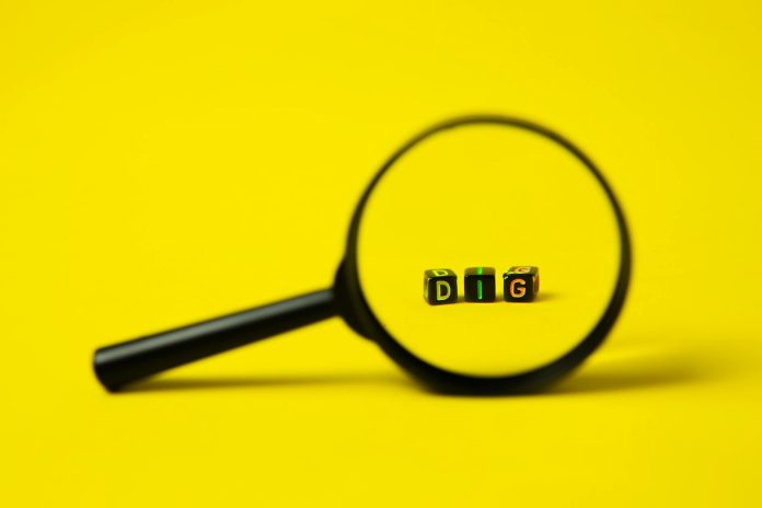 K-Monitor: 7424 közbeszerzési és 3118 vagyonosodási ügy adatbázisban — így néz ki ma az átláthatóság — Background of big black magnifier with word dig