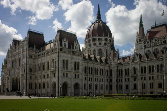 Választás 2026 utáni változások: értéklánc elemzés — The iconic Hungarian Parliament Building in Budapest under a clear blue sky.