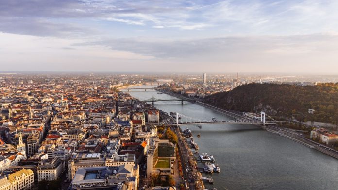 Állami beruházás-elemzés: RRF-érintettség a magyar piacon — Stunning aerial view of Budapest featuring the Danube River and iconic urban lan