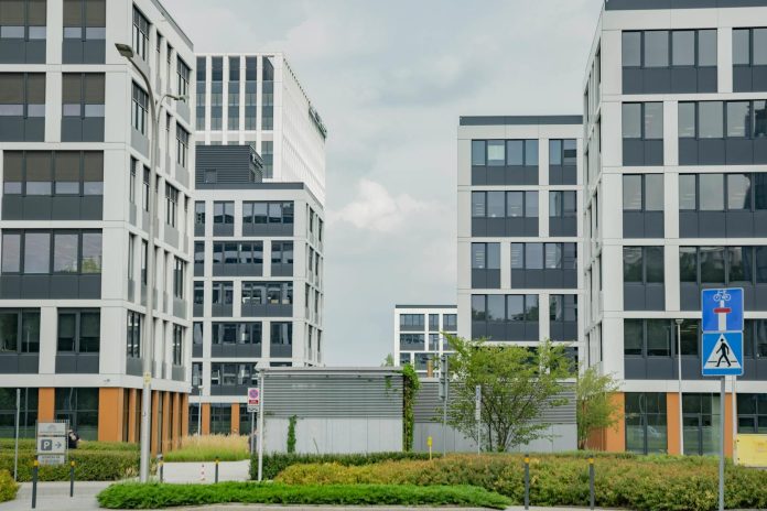 Vagyonkoncentráció az építőiparban — Tisza-kormányzati kontextus — Contemporary office buildings in Wrocław, showcasing modern architecture and urb