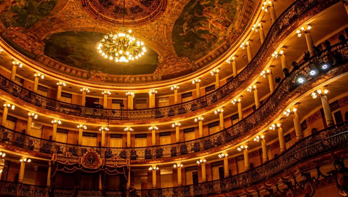 Kulturális finanszírozás: GDP-hozzájárulás — Stunning view of the opulent interior of Teatro Amazonas, showcasing its intrica