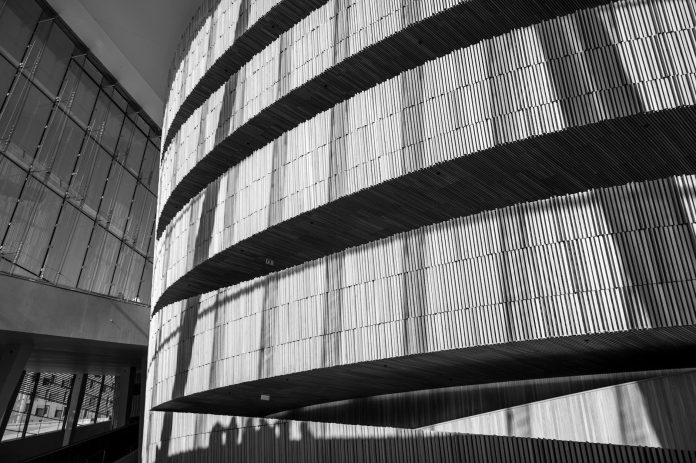 KESMA kulturális ágazat: államháztartási hatás — Black and white interior shot of Oslo Opera House showcasing modern curved archi
