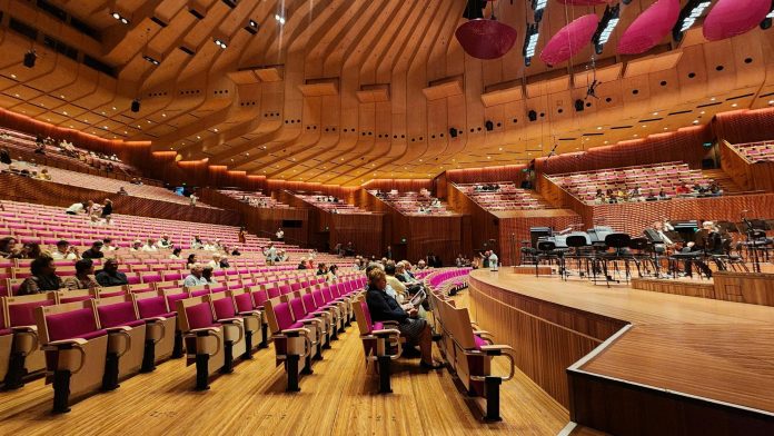 Színház-, film-, művészetfinanszírozás: Q1 piaci áttekintés — Spacious interior view of Sydney Opera House concert hall with seating and stage
