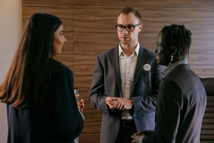 KEKVA-rendszer: 36 alapítvány, 3 058,7 Mrd Ft állami vagyon — alkotmánymódosítás folyamatban — Three diverse professionals having a focused conversati
