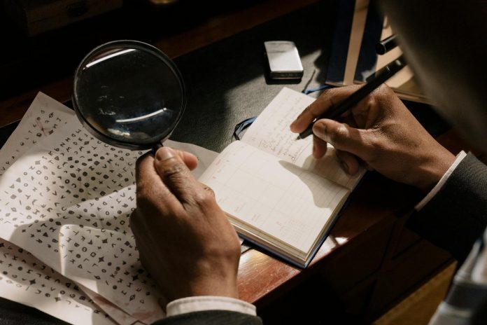 Trafiktörvény 2013 — 5 415 koncesszió — A detective decoding cipher documents with a magnifying glass, notebook in hand.