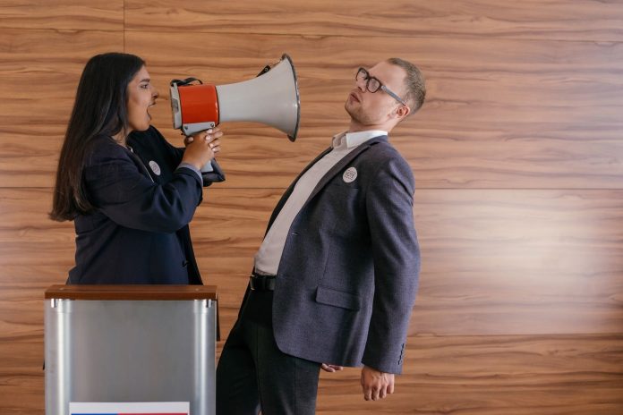Orbán Viktor 2026-os vagyonnyilatkozata — 5 millió Ft megtakarítás, 7,2 millió havi fizetés — Dynamic image of two politicians arguing; one shouts int