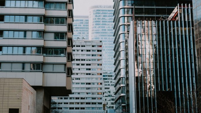 Üzleti ingatlanpiac: vagyonnyilatkozati háttér — A dynamic view of modern high-rise buildings in a city showcasing urban architec