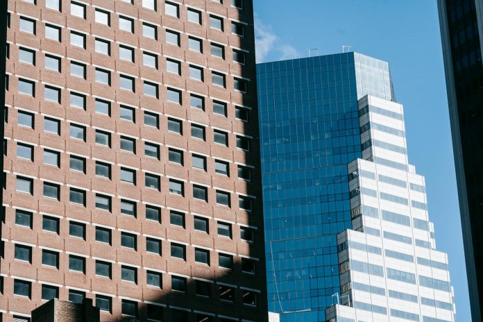 Kereskedelmi ingatlanok: KEKVA-kapcsolatok — From below of multistory residential building located near modern skyscraper in