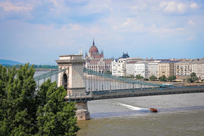 Építőipari közbeszerzés monitor: K-Monitor adatok tükrében — Scenic view of the iconic Széchenyi Chain Bridge over the Danube River with Buda