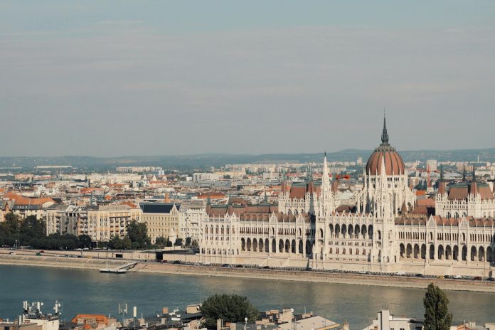 Állami beruházás-elemzés: transzparencia-szempontok a magyar piacon — Scenic view of the iconic Hungarian Parliament Building along the Danube River i