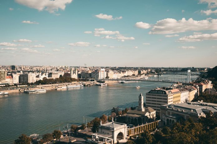 Vagyonkoncentráció az építőiparban — EU-szabályozói feltételek — A beautiful view of Budapest with the Danube River, highlighting cityscape and i