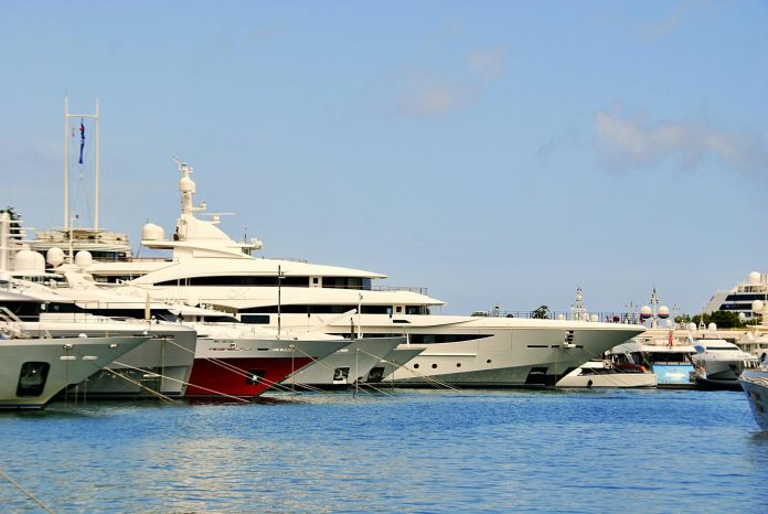 Állami rendezvények: értéklánc elemzés — luxury yacht harbor, Pexels stock by Raouf Meftah