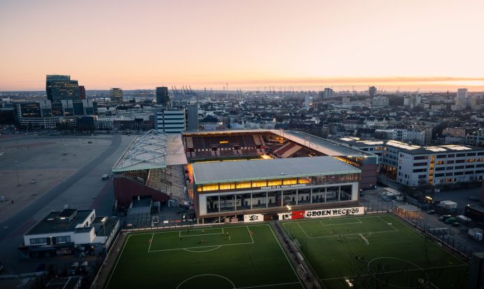 Stadion-beruházások: Forbes-listás összefüggések — stadion football arena, Pexels stock by Niklas Jeromin