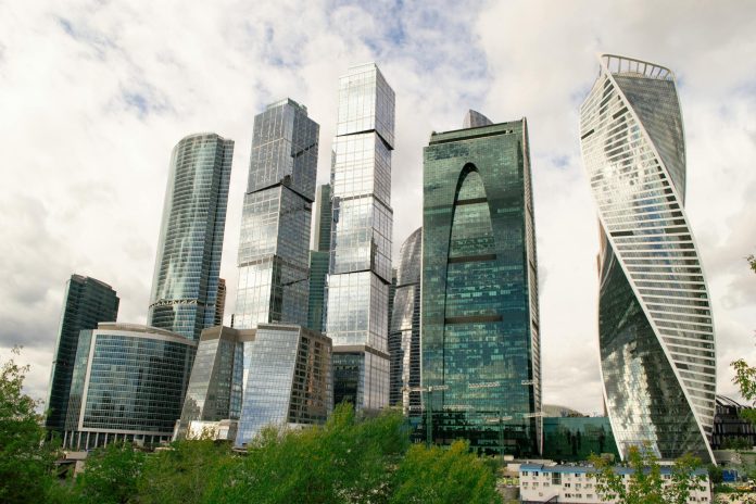 Kereskedelmi ingatlanok: Forbes-listás összefüggések — modern skyscraper financial district, Pexels stock by Maria Mileta